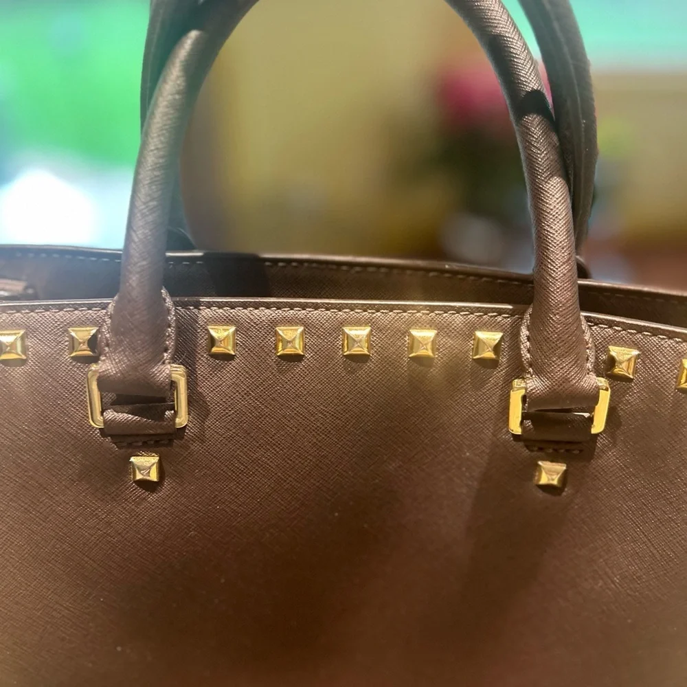 Michael Kors- “Selma” xl large Brown leather satchel with Gold Studded Accents. - Picture 5 of 7